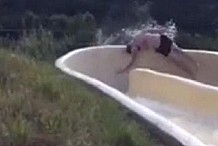 Il tombe d'un toboggan aquatique